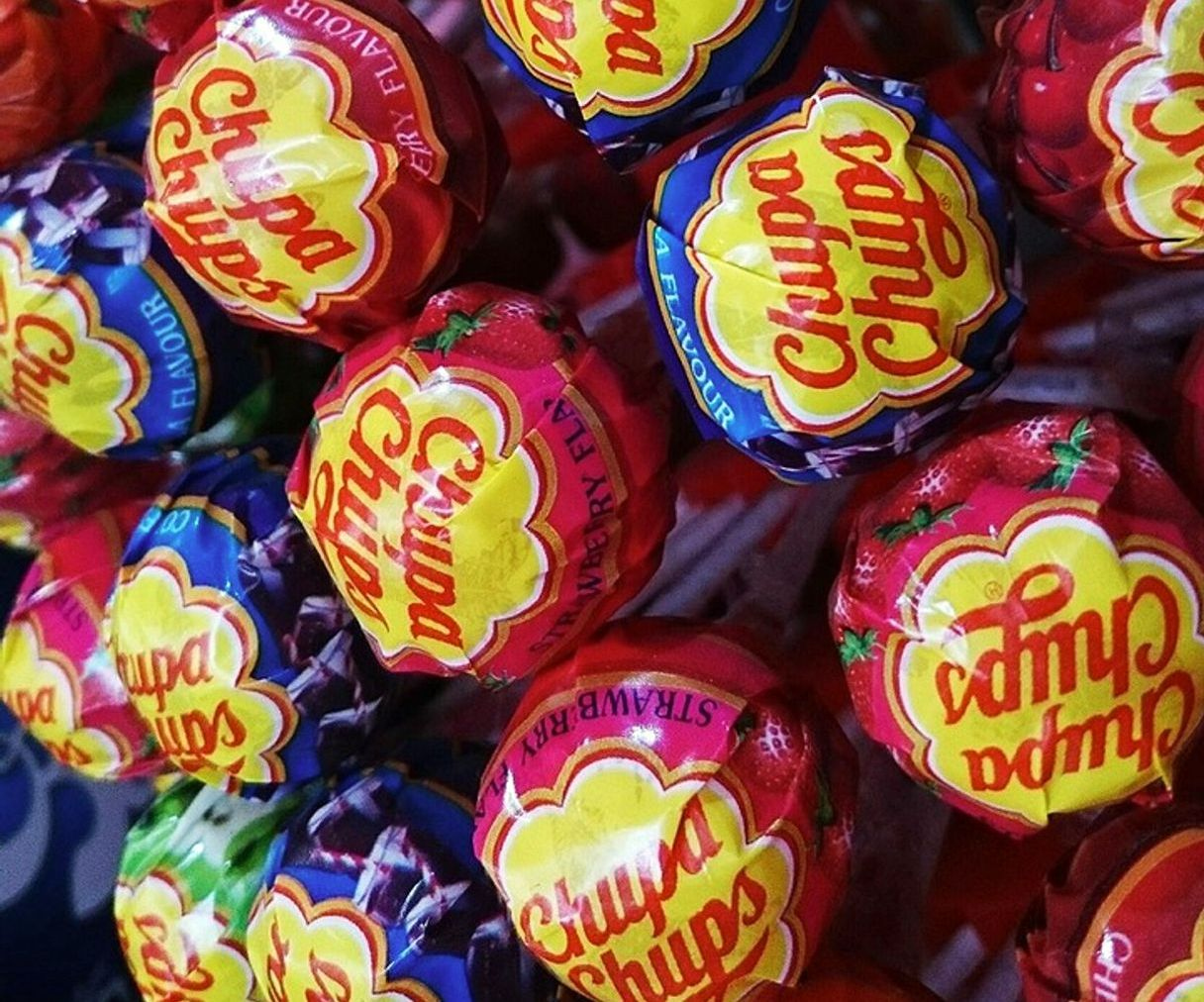 Renkli jelibon ve şeker karışımı ile dolu tezgah